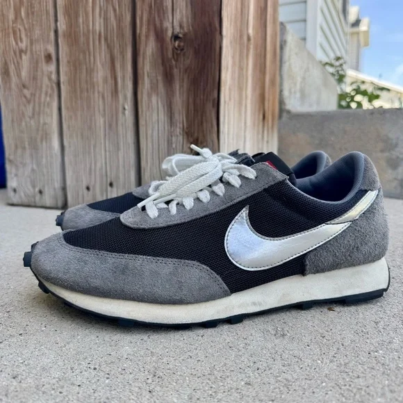 Nike Waffle running shoes Men's Black and Gray Sneakers size 10.5 10 1/2